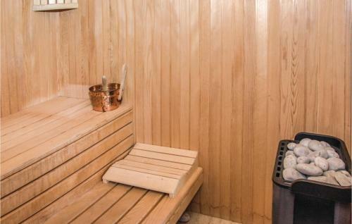 Seven-bedroom Holiday Home In Zanjic