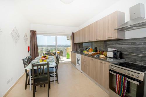 Summer Breeze Apartment With Panoramic Terrace - By Getawaysmalta