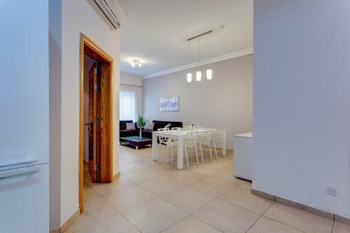 Gorgeous Apartment With Terrace In Fort Cambridge, Pool