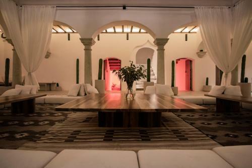 Hotel Sin Nombre