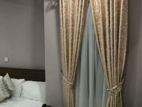 Hostal Room In Apartment - Royal Continental Apartments