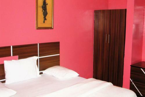 Hostal Room In Lodge - Londa Hotel And Suites