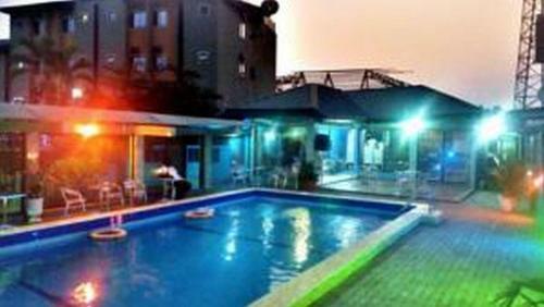Hostal Room In Lodge - Londa Hotel And Suites