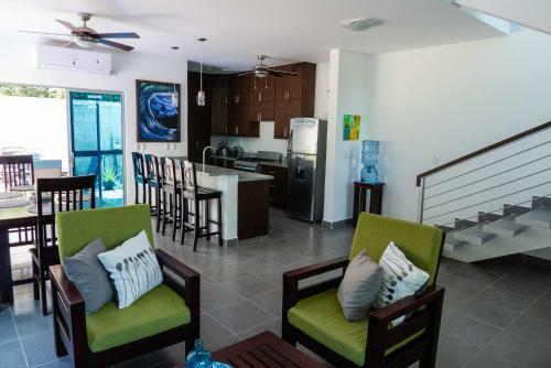 Hostal Townhome W Pool, Modern And Secure - Walk To Beach And Town