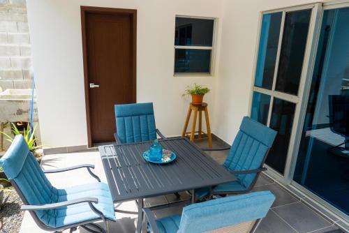 Hostal Townhome W Pool, Modern And Secure - Walk To Beach And Town