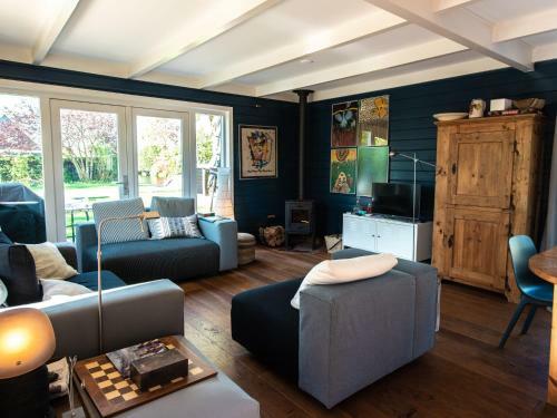 Snug Holiday Home In Vinkeveen With Jetty, Terrace