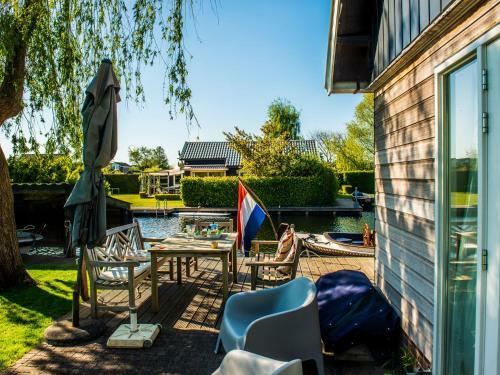 Snug Holiday Home In Vinkeveen With Jetty, Terrace