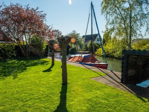 Snug Holiday Home In Vinkeveen With Jetty, Terrace