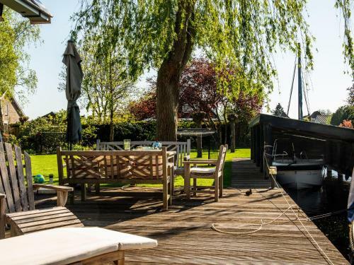 Snug Holiday Home In Vinkeveen With Jetty, Terrace