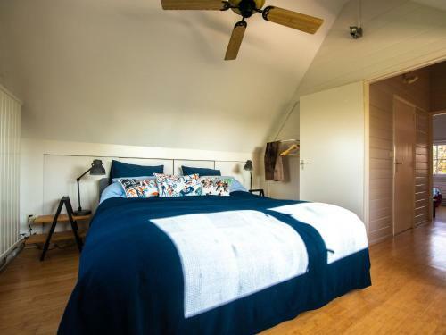 Snug Holiday Home In Vinkeveen With Jetty, Terrace