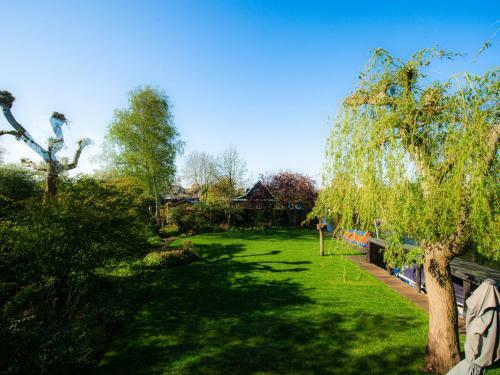 Snug Holiday Home In Vinkeveen With Jetty, Terrace