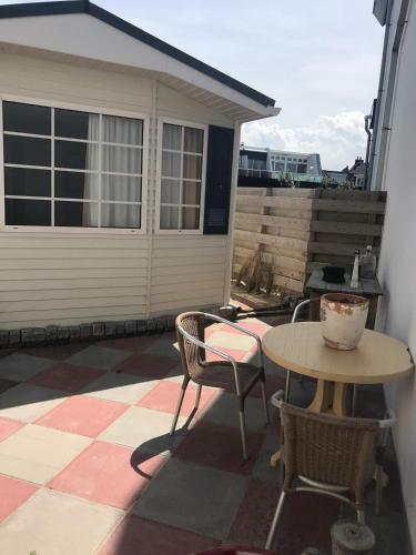 Chalet For 2 At The Beach
