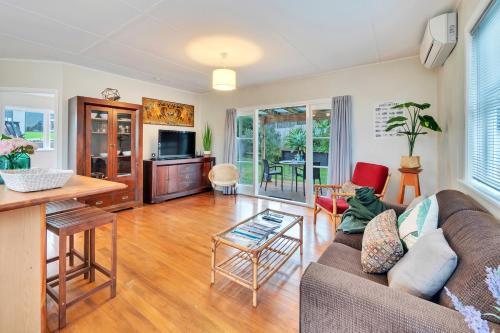 Sunny & Cozy Home Near Western Springs