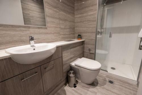 Large Four Bdr Apartment - Walk To Mallstadium