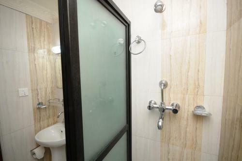 Hostal Room In Bb - Spacious Double Room - Hotel Manohara Pvt Ltd