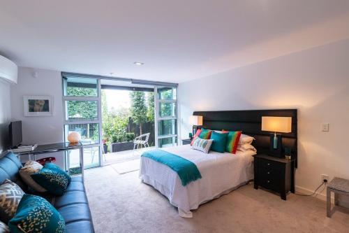 Designer Three Bedroom Home With Harbour Views