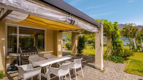 Right On The Lake - Wanaka Holiday Home