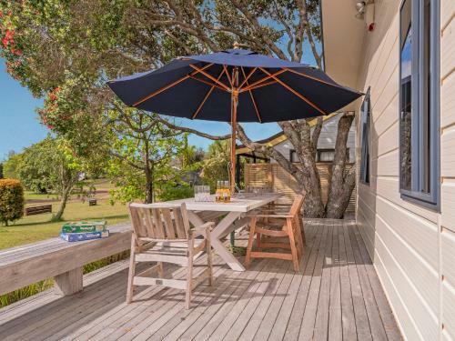 Upsides And Good Vibes - Pauanui Holiday Home
