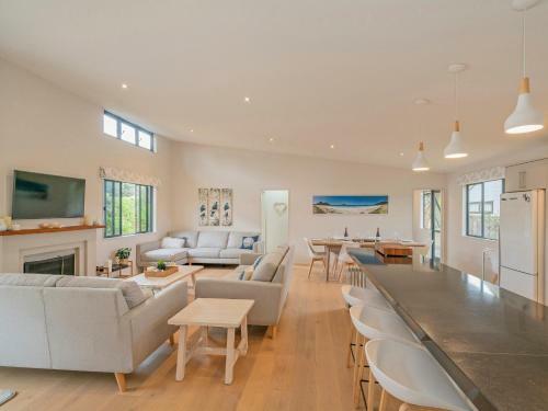 Upsides And Good Vibes - Pauanui Holiday Home