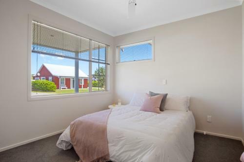 Sky Blue Retreat - Waihi Beach Holiday Home