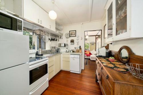 The Beach Bach - Waikanae Beach Holiday Home