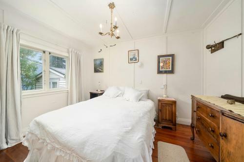 The Beach Bach - Waikanae Beach Holiday Home