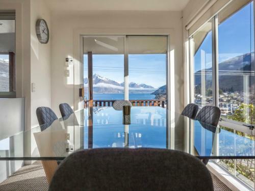 Central Style - Queenstown Holiday Home