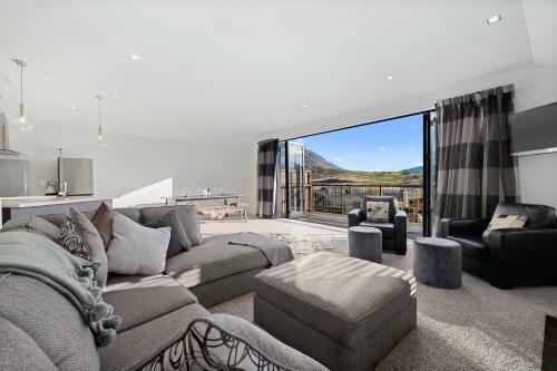 Cedar Lodge - Jacks Point Holiday Home