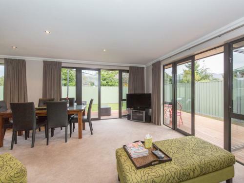 Modern Family Haven - Cromwell Holiday Home