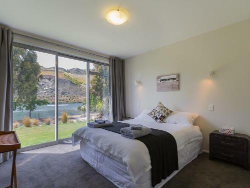 Sunhaven Lakeside - Cromwell Holiday Home