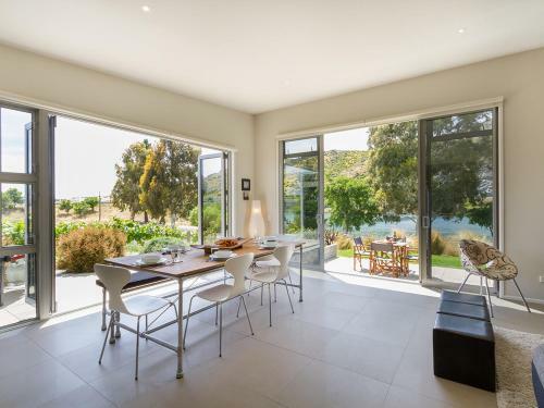 Sunhaven Lakeside - Cromwell Holiday Home