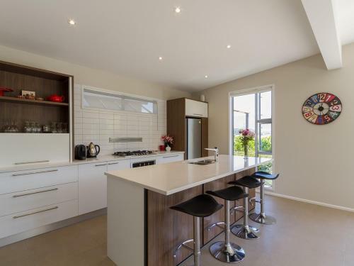 Sunhaven Lakeside - Cromwell Holiday Home