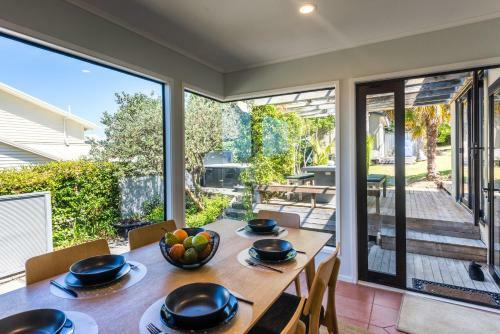 Oneroa Views With Spa Pool - Waiheke Holiday Home