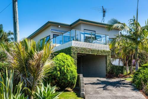 Oneroa Views With Spa Pool - Waiheke Holiday Home