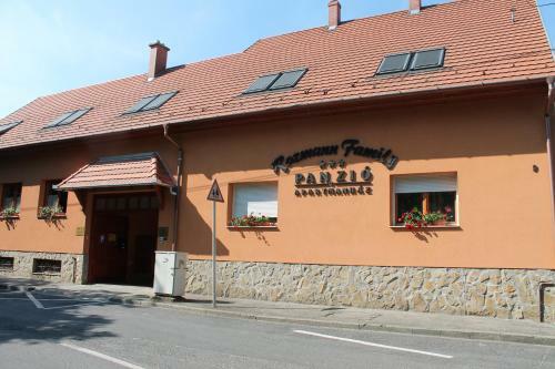 Rozmann Family Panzi� & Apartmanhaz