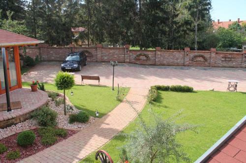 Rozmann Family Panzi� & Apartmanhaz