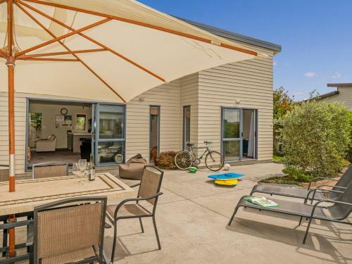 Kick Back In Kelly Jade - Matarangi Holiday Home