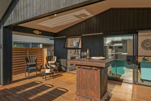 Black Beauty Retreat - Matarangi Holiday Home