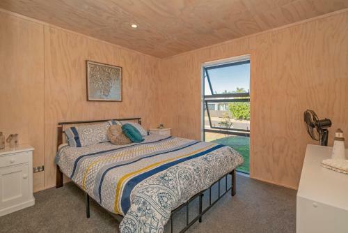 Black Beauty Retreat - Matarangi Holiday Home