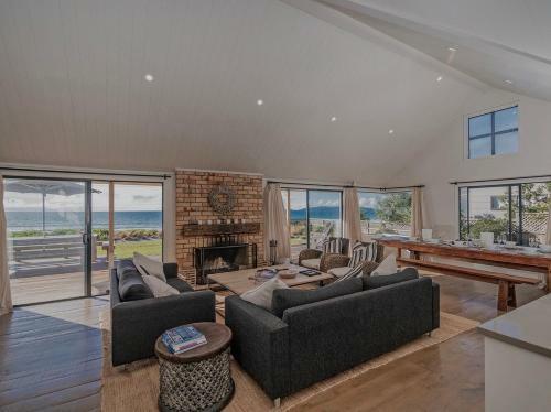 Absolute Beachfront Matarangi - Matarangi Holiday Home