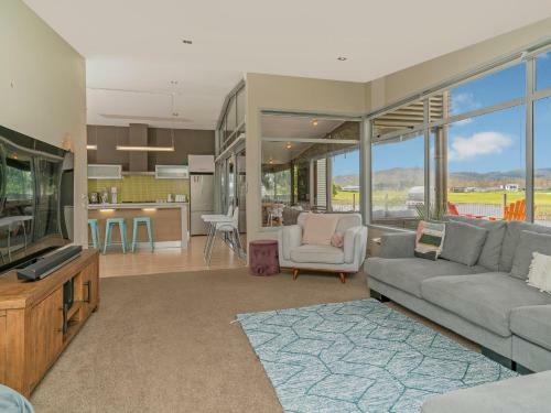 Sanctuary By The Water - Matarangi Holiday Home