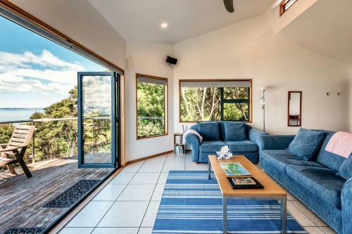 Crosstrees Chalet - Seaviews - Waiheke Island Holiday Unit