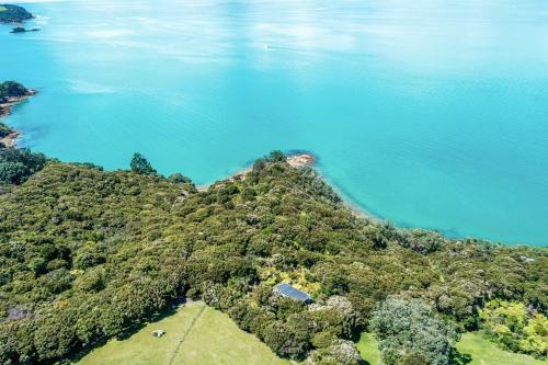 Crosstrees Chalet - Seaviews - Waiheke Island Holiday Unit