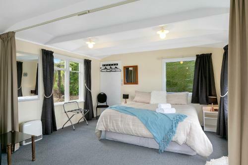 Macbay Retreat - Macandrew Bay Holiday Home