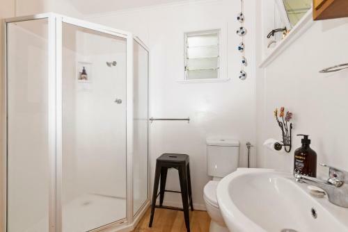 Kiwiana Bach - Lake Tarawera Holiday Home
