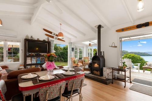 Kiwiana Bach - Lake Tarawera Holiday Home