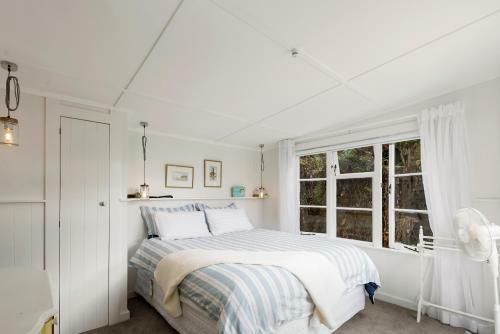 Kiwiana Bach - Lake Tarawera Holiday Home