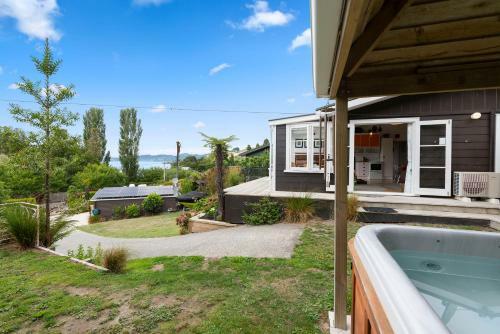 Kiwiana Bach - Lake Tarawera Holiday Home