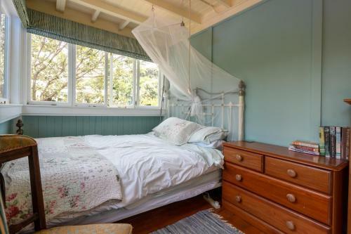 Birdsong Cottage - Rocky Bay Holiday Home