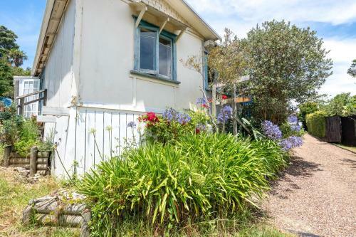 Birdsong Cottage - Rocky Bay Holiday Home